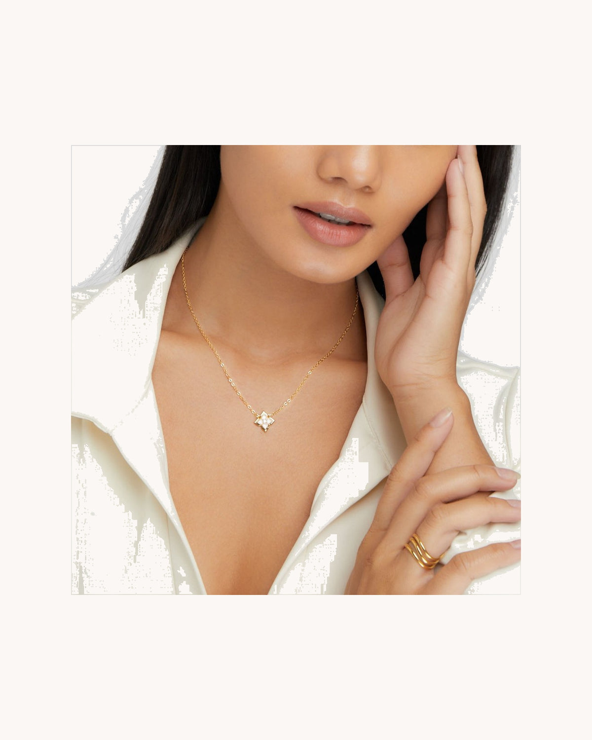 Dalia | White Iris Clover Necklace