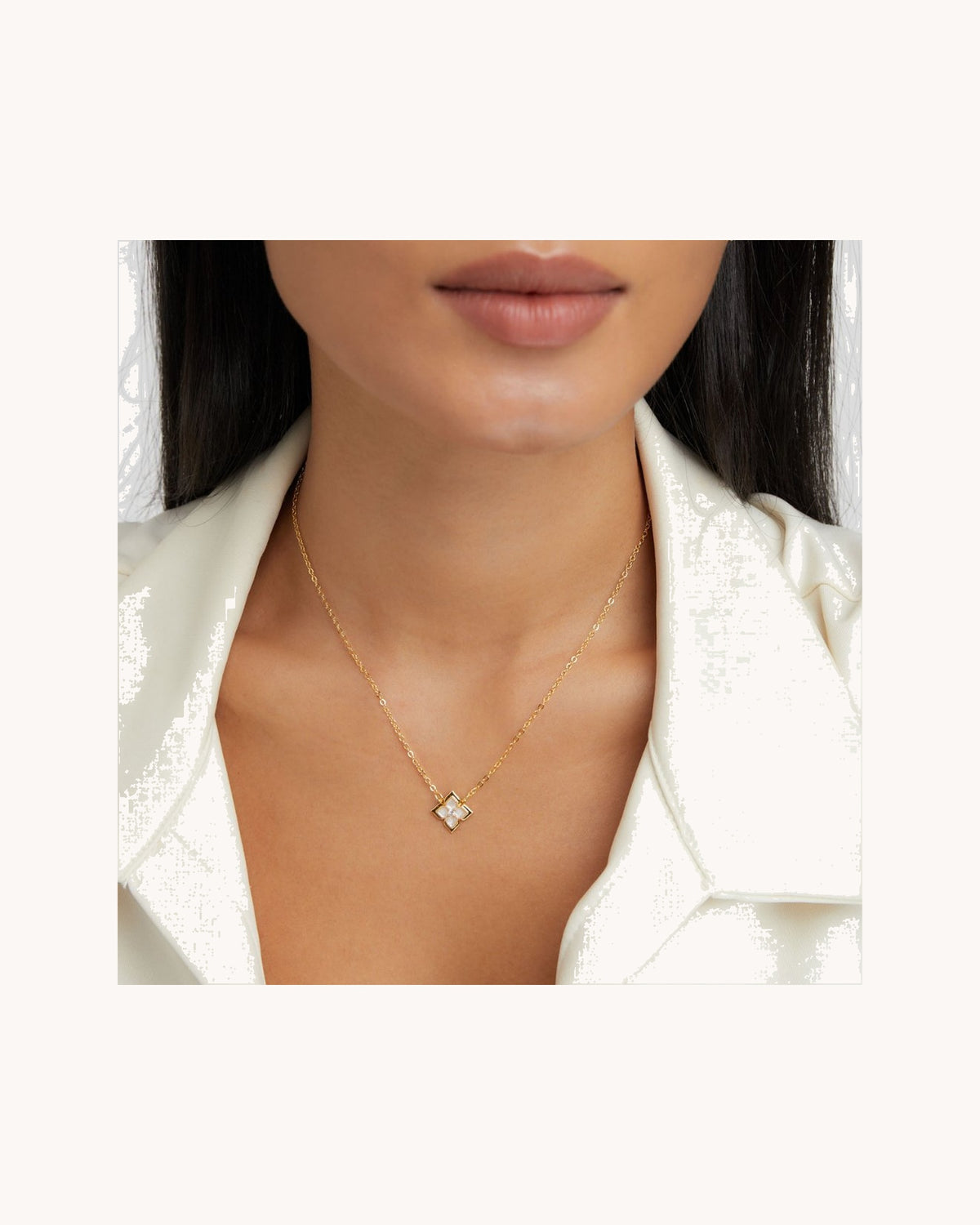 Dalia | White Iris Clover Necklace